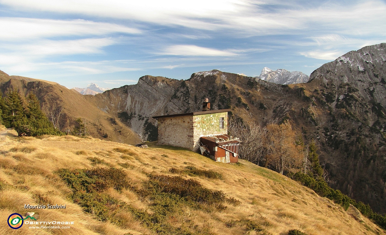 32 Roccolo del Tino, laggiù a sinistra la Presolana.JPG